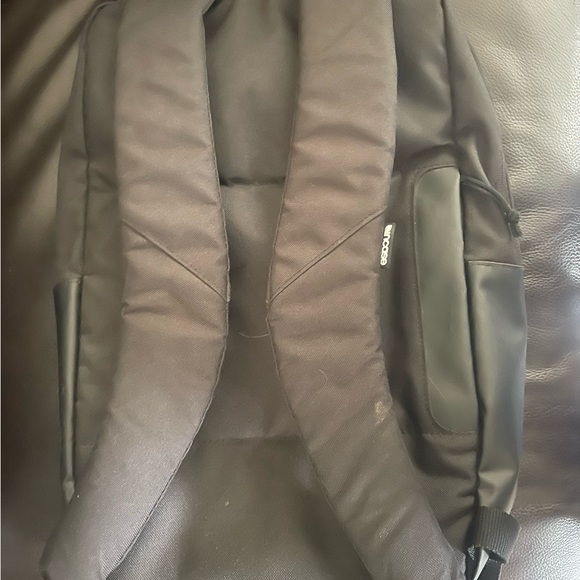 Official Incase Apple Store backpack - Picture 2 of 2